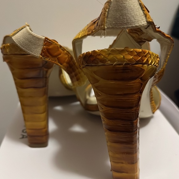 Fairly used nice sandals. Animal skin and very comfortable and beautiful - Picture 2 of 4